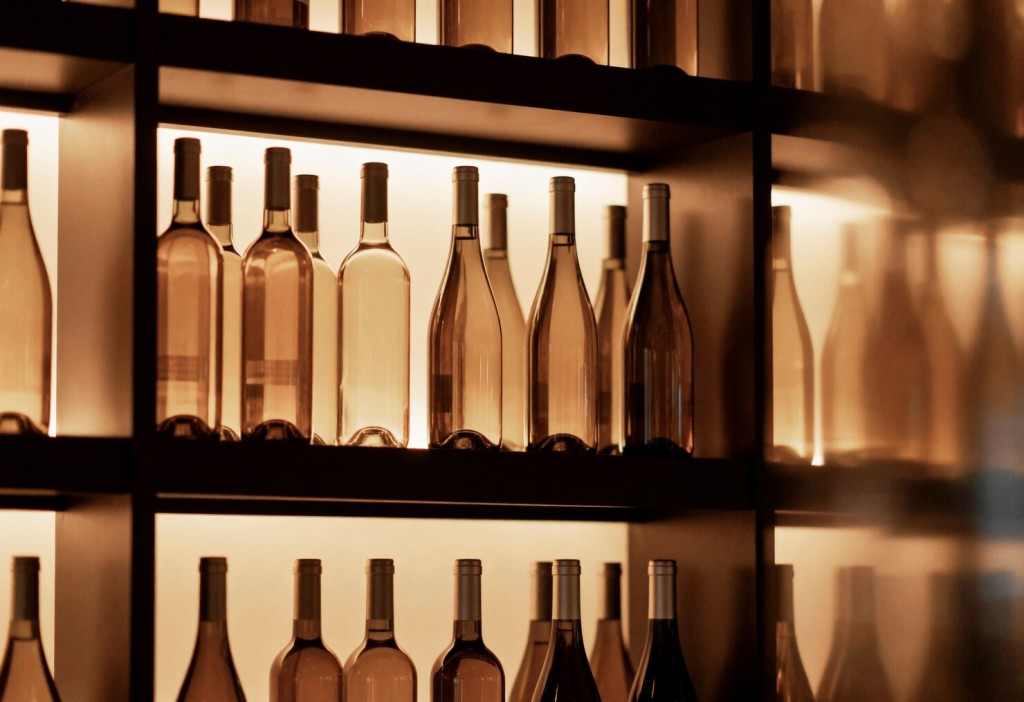 Необычный вид бутылки вина