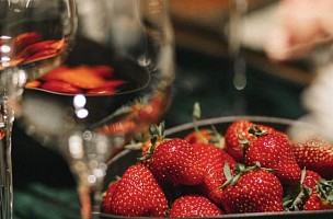 Сезон клубники: дегустация вин с вкусовыми акцентами