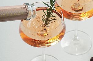 Приготовление новогодних коктейлей