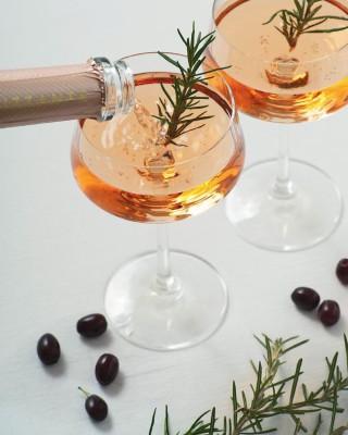 Приготовление новогодних коктейлей – фото 1